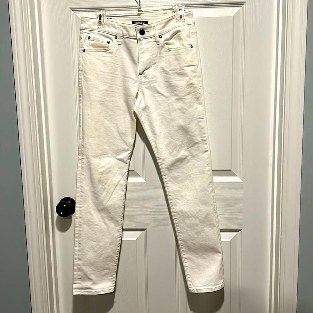 White jeans express young men’s